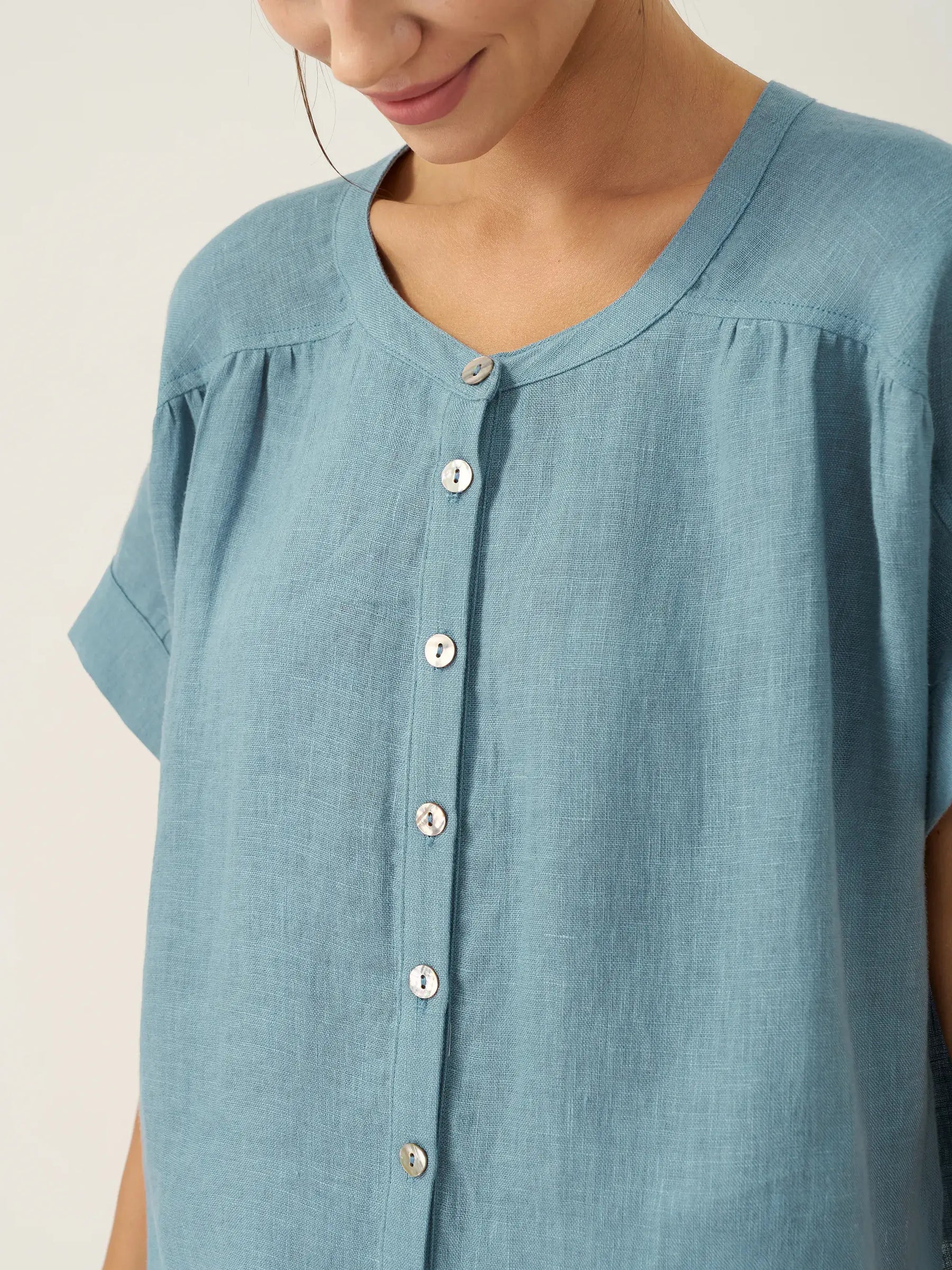 100% Linen Short Sleeve Crew Neck Shirt FINA - Glamourous Grace