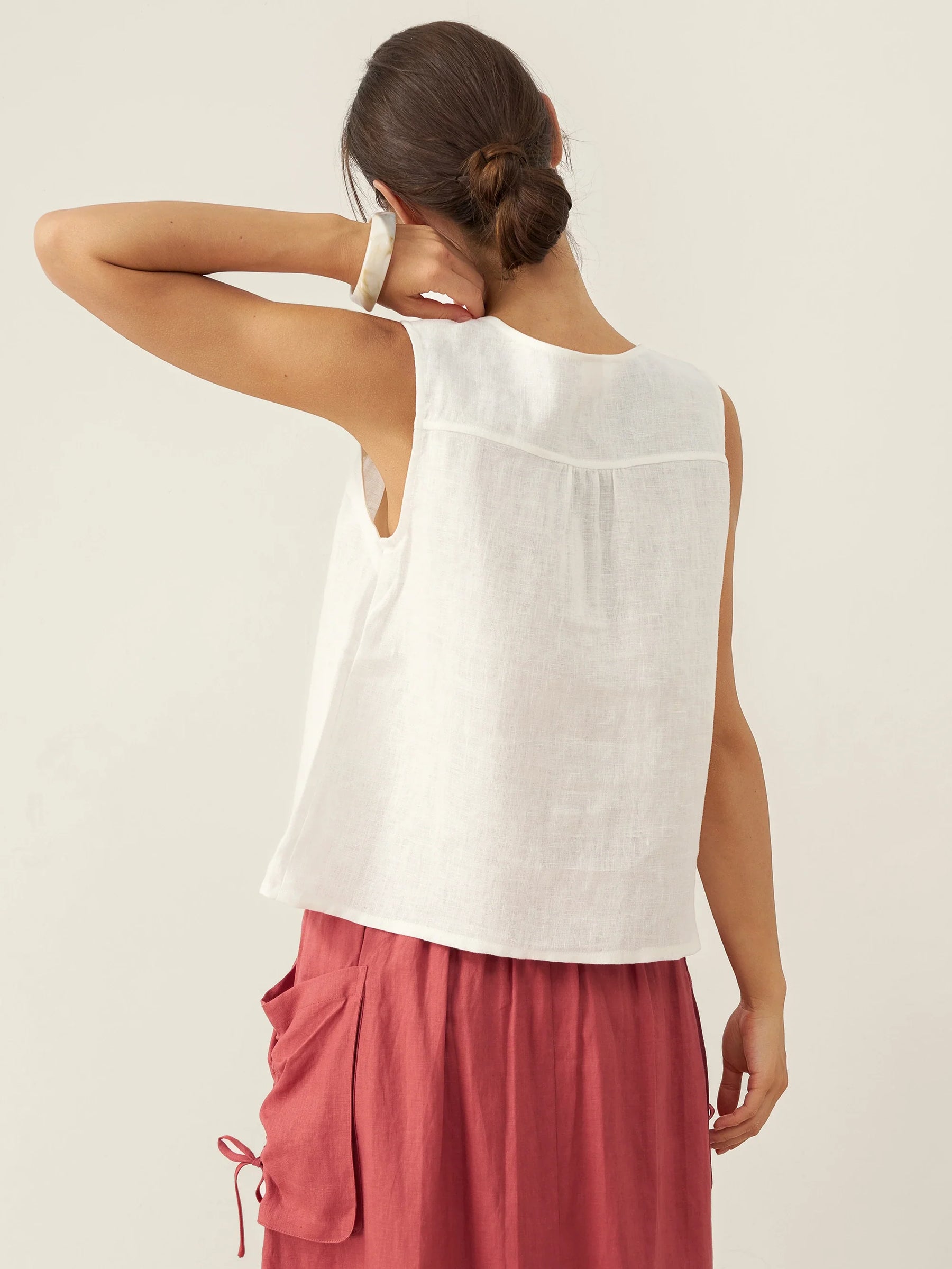 100% Linen V-Neck Sleeveless Tank Top NICOLE - Glamourous Grace