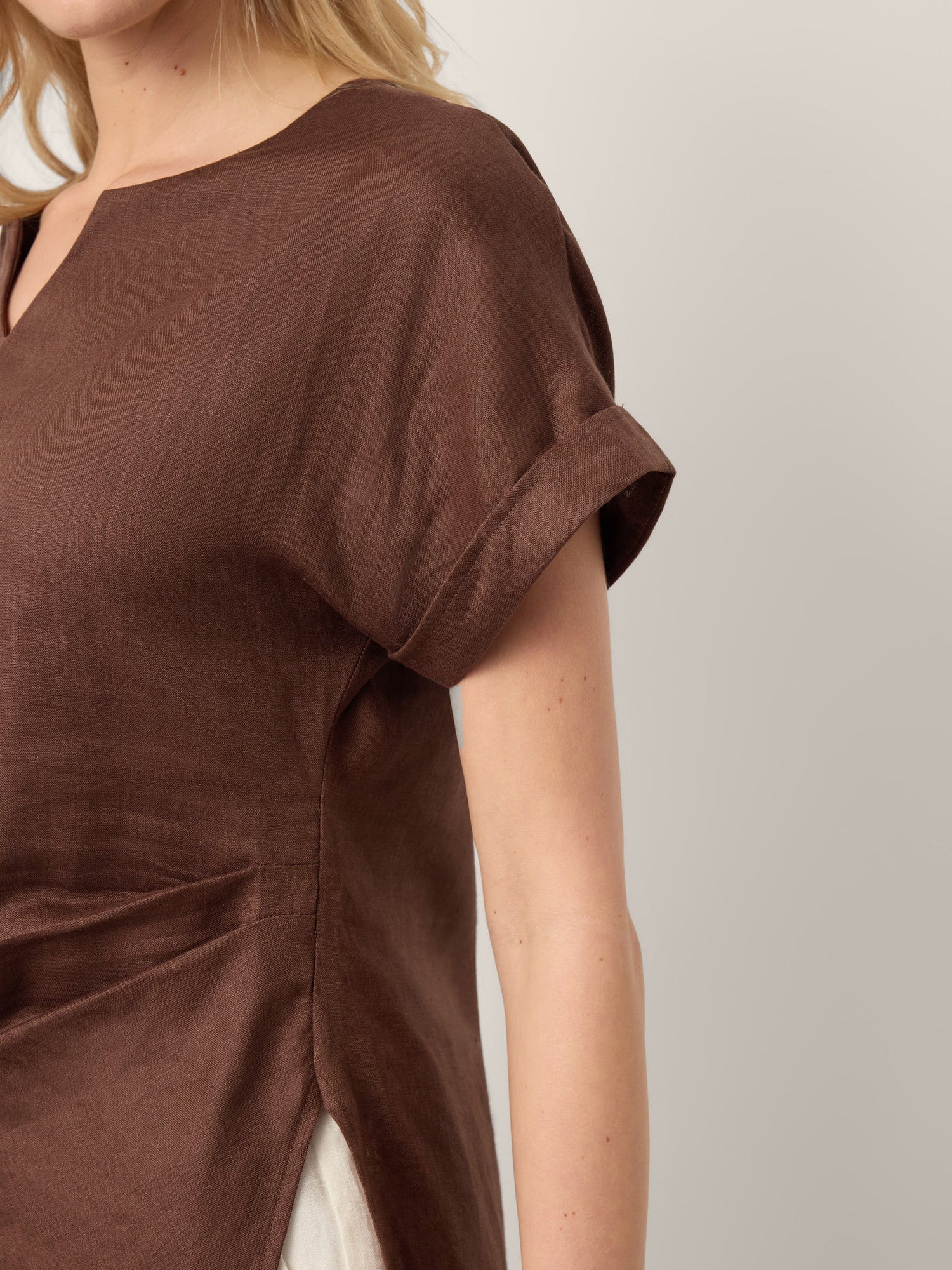 100% Linen Asymmetric Hem Side Gathered Split-Neck Top MINERVA - Glamourous Grace