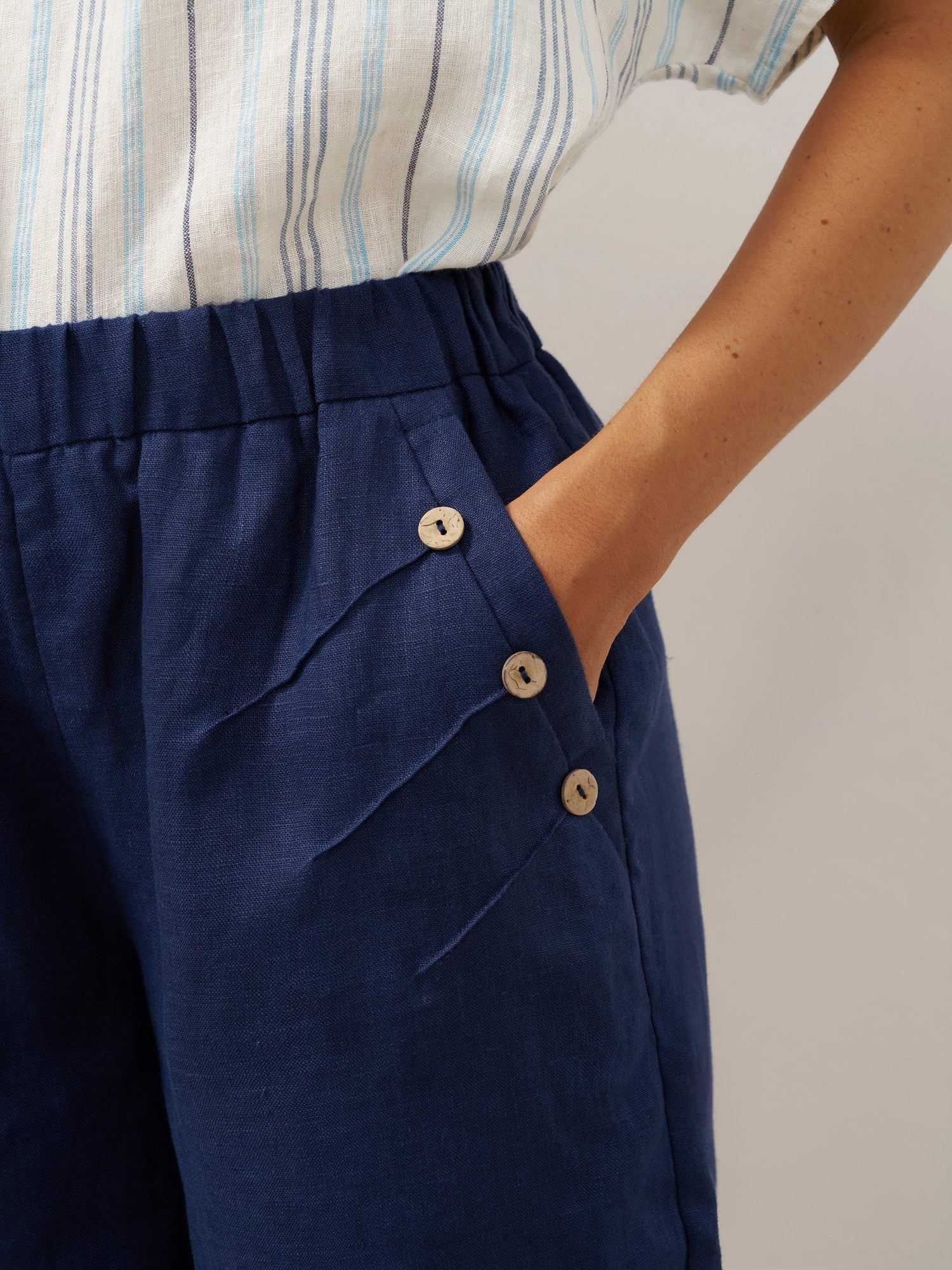 100% Linen Elastic Waistband Capri Pants ANNA - Glamourous Grace