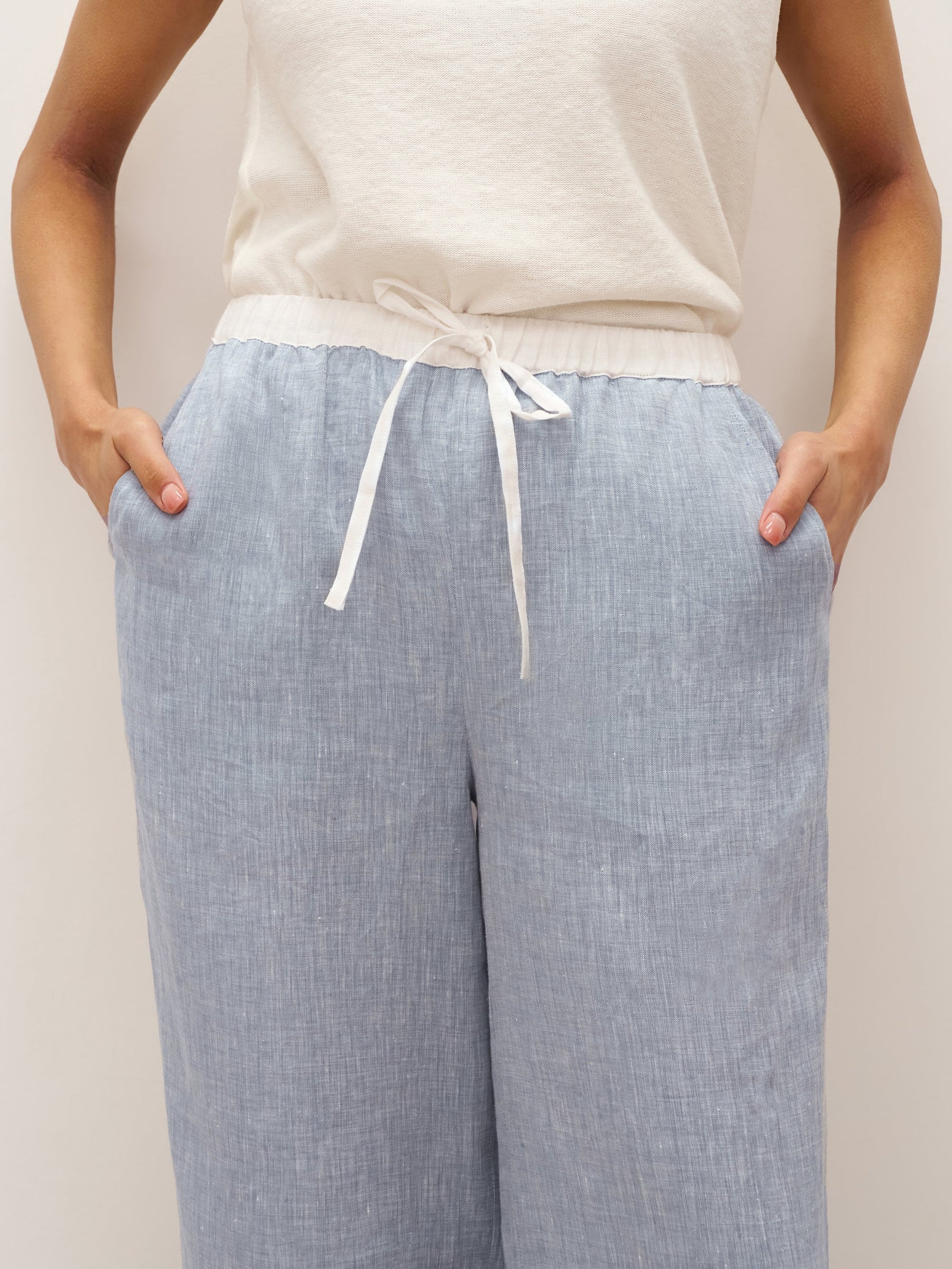 100% Linen Elastic Waist Straight-Leg Trousers JOURDAN - Glamourous Grace
