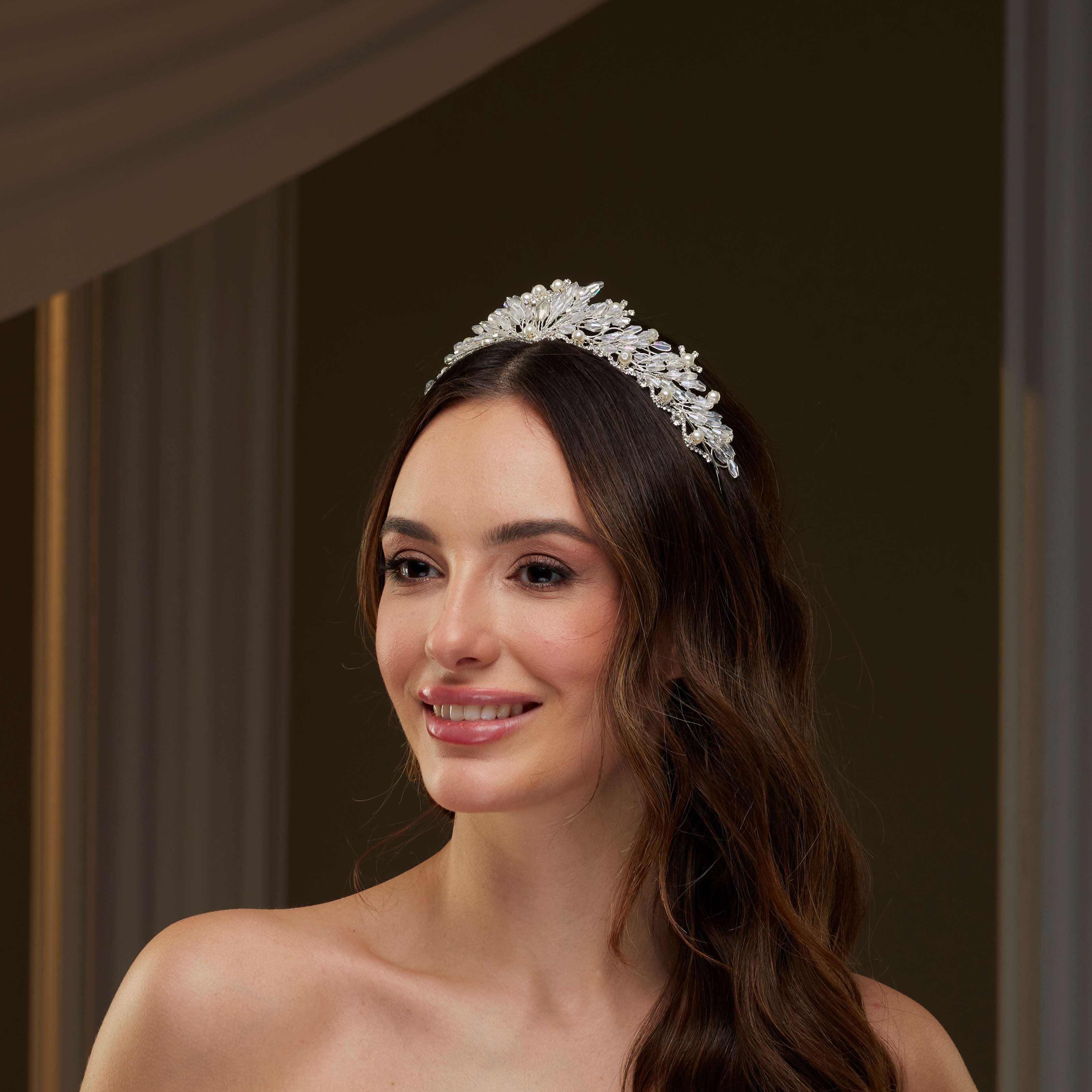 Elegant Crystal & Pearl Tiara - Glamourous Grace