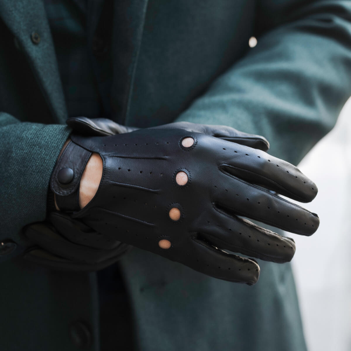 Enzo (black) - Italian lambskin leather driving gloves - Glamourous Grace