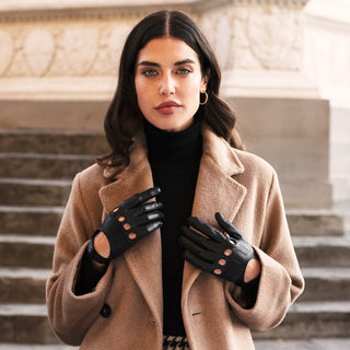 Alessa (black) - Classic Italian lambskin leather driving gloves & touchscreen feature - Glamourous Grace