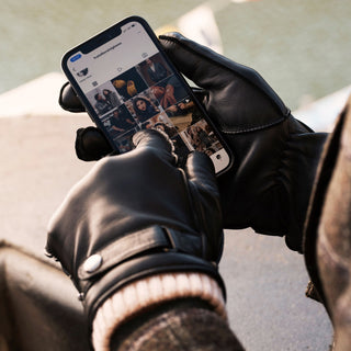 Alonzo (black) - Italian lambskin leather gloves with cashmere lining & touchscreen feature - Glamourous Grace