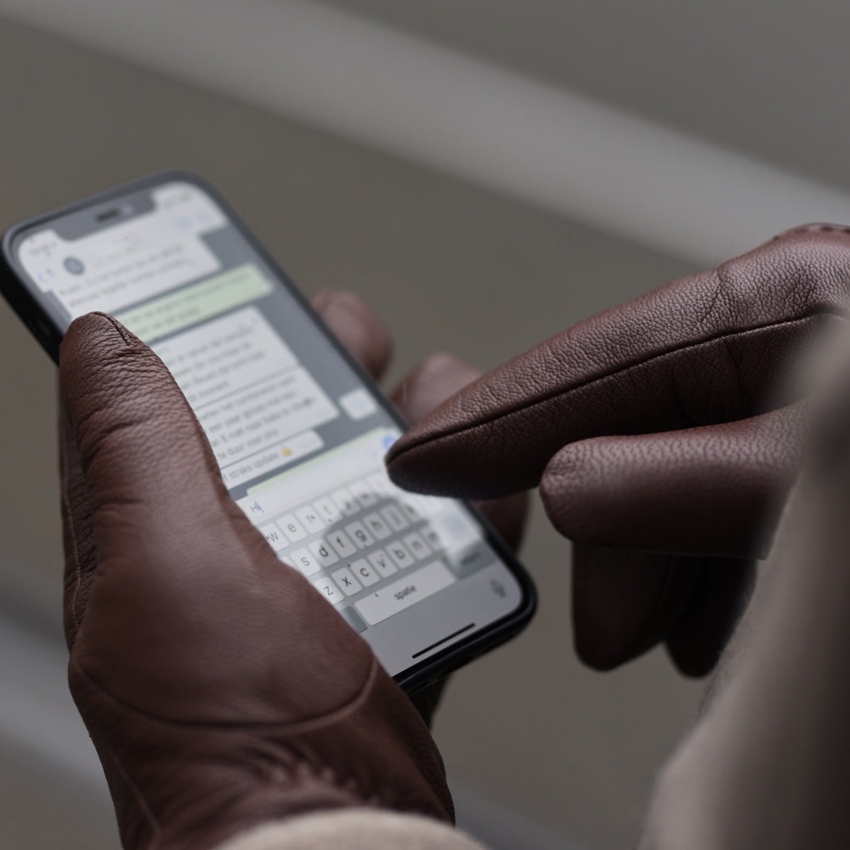 Benjamin (brown) – Thick goatskin leather gloves with warm lambswool lining & touchscreen feature - Glamourous Grace