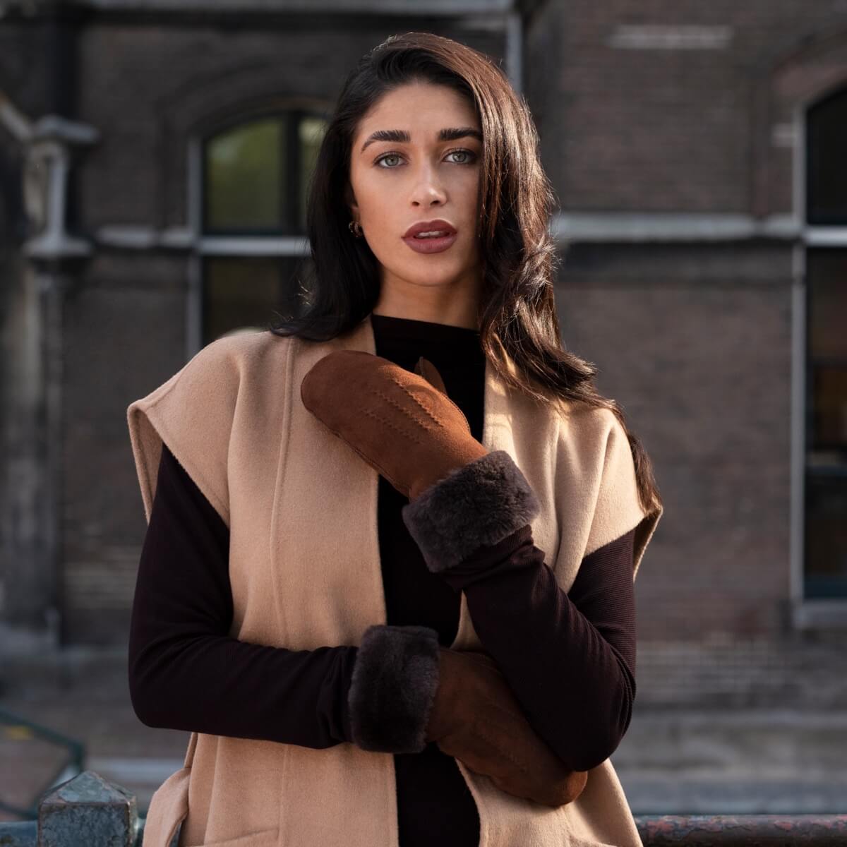 Brooke (brown) – Suede mittens with luxurious sheep fur lining - Glamourous Grace