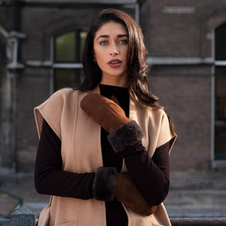 Brooke (brown) – Suede mittens with luxurious sheep fur lining - Glamourous Grace