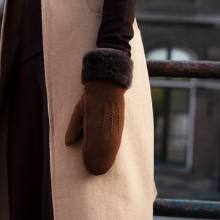 Brooke (brown) – Suede mittens with luxurious sheep fur lining - Glamourous Grace
