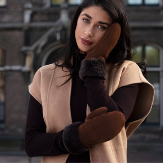 Brooke (brown) – Suede mittens with luxurious sheep fur lining - Glamourous Grace