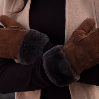 Brooke (brown) – Suede mittens with luxurious sheep fur lining - Glamourous Grace