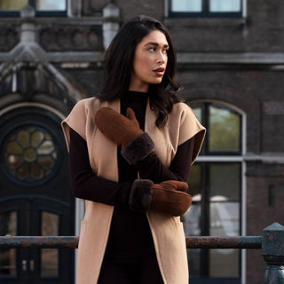 Brooke (brown) – Suede mittens with luxurious sheep fur lining - Glamourous Grace