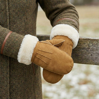 Brooke (camel) – Suede mittens with luxurious sheep fur lining - Glamourous Grace