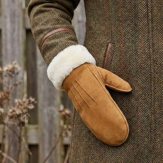 Brooke (camel) – Suede mittens with luxurious sheep fur lining - Glamourous Grace