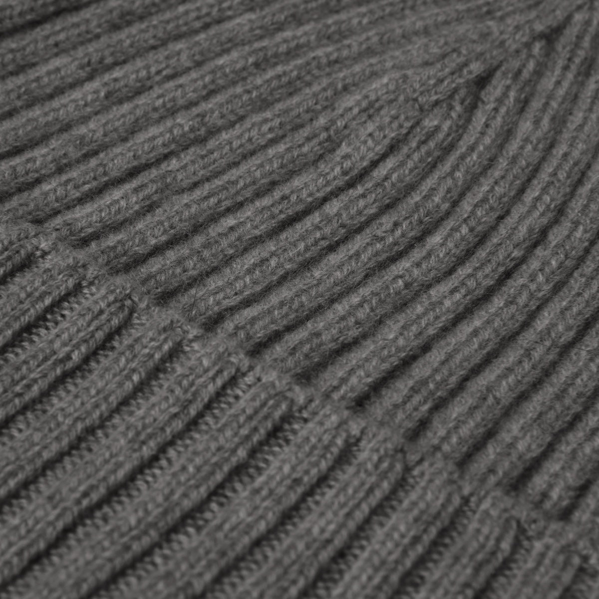 Milano (dark grey) - Italian 100% cashmere ribbed beanie (unisex) - Glamourous Grace