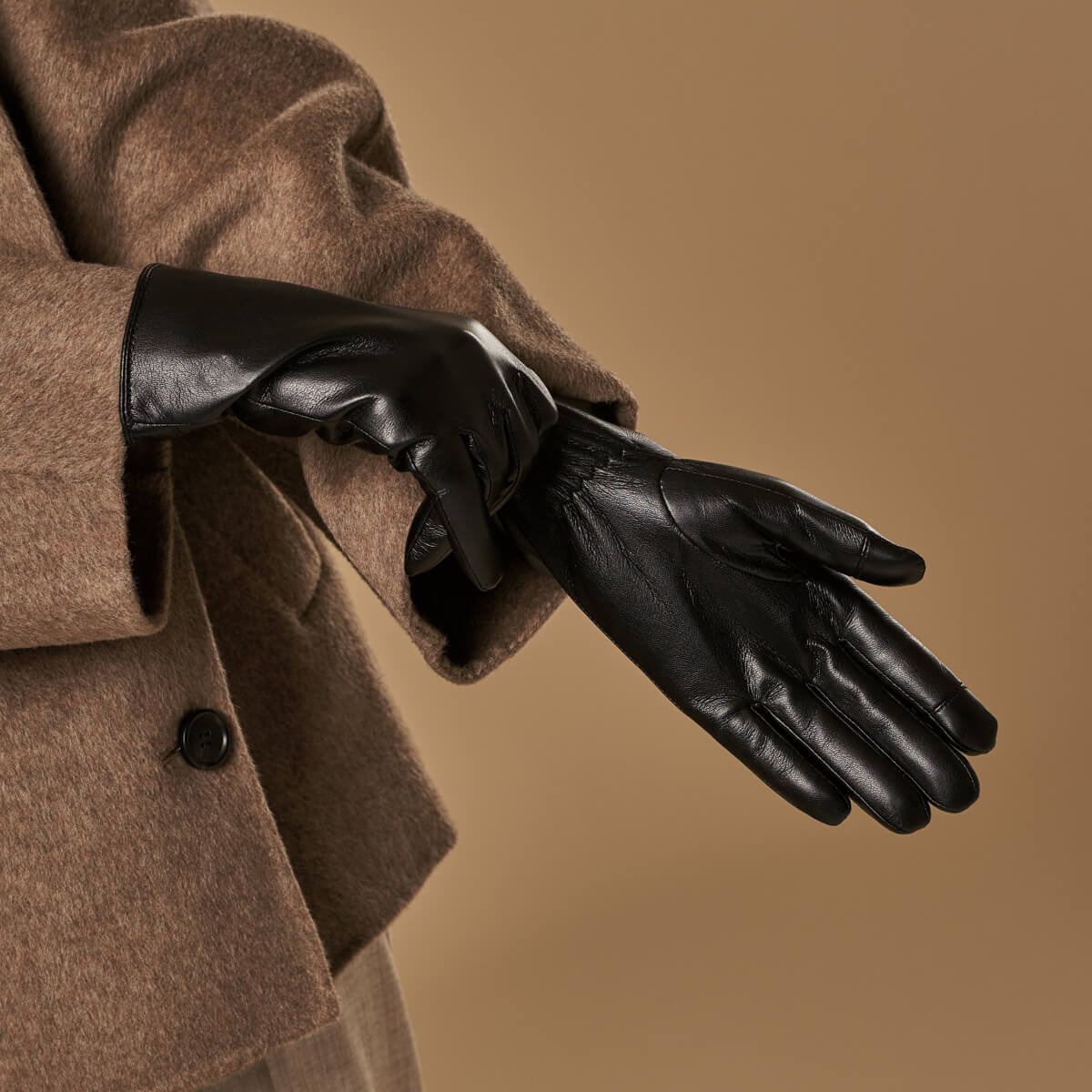 Daisy (black) – Vegan leather gloves with fleece lining & touchscreen feature - Glamourous Grace