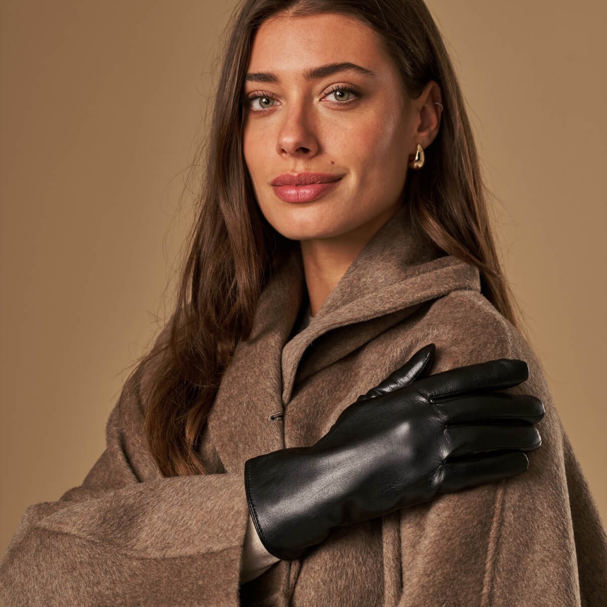 Daisy (black) – Vegan leather gloves with fleece lining & touchscreen feature - Glamourous Grace