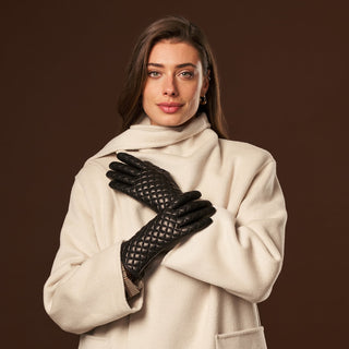 Emilia (black) - Classic Italian lambskin leather gloves with cashmere lining and checkered pattern - Glamourous Grace