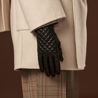 Emilia (black) - Classic Italian lambskin leather gloves with cashmere lining and checkered pattern - Glamourous Grace