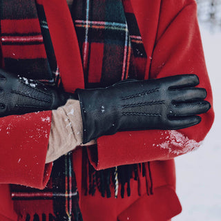 Evelyn (black) - Goatskin leather gloves with soft lambswool lining and touchscreen feature - Glamourous Grace