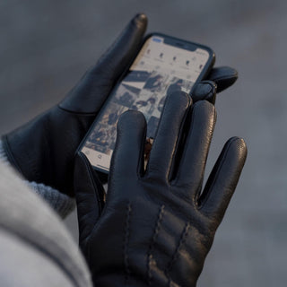 Evelyn (black) - Goatskin leather gloves with soft lambswool lining and touchscreen feature - Glamourous Grace