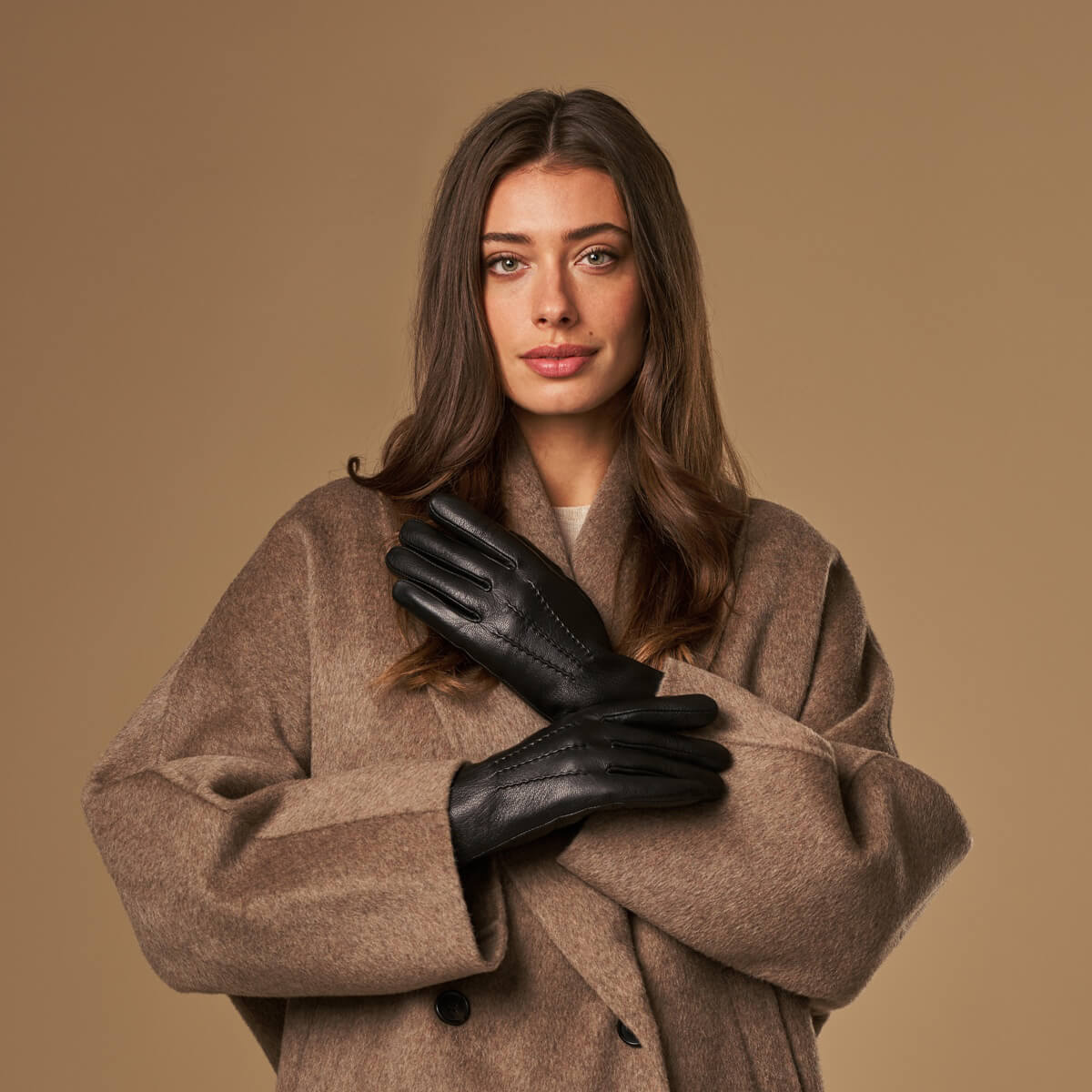 Evelyn (black) - Goatskin leather gloves with soft lambswool lining and touchscreen feature - Glamourous Grace