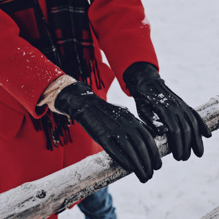Evelyn (black) - Goatskin leather gloves with soft lambswool lining and touchscreen feature - Glamourous Grace