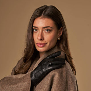 Evelyn (black) - Goatskin leather gloves with soft lambswool lining and touchscreen feature - Glamourous Grace