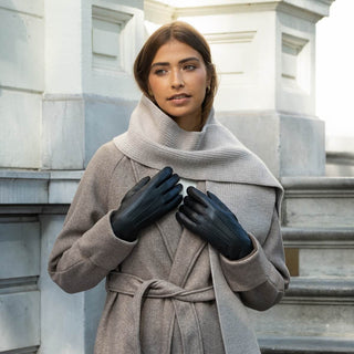 Evelyn (black) - Goatskin leather gloves with soft lambswool lining and touchscreen feature - Glamourous Grace
