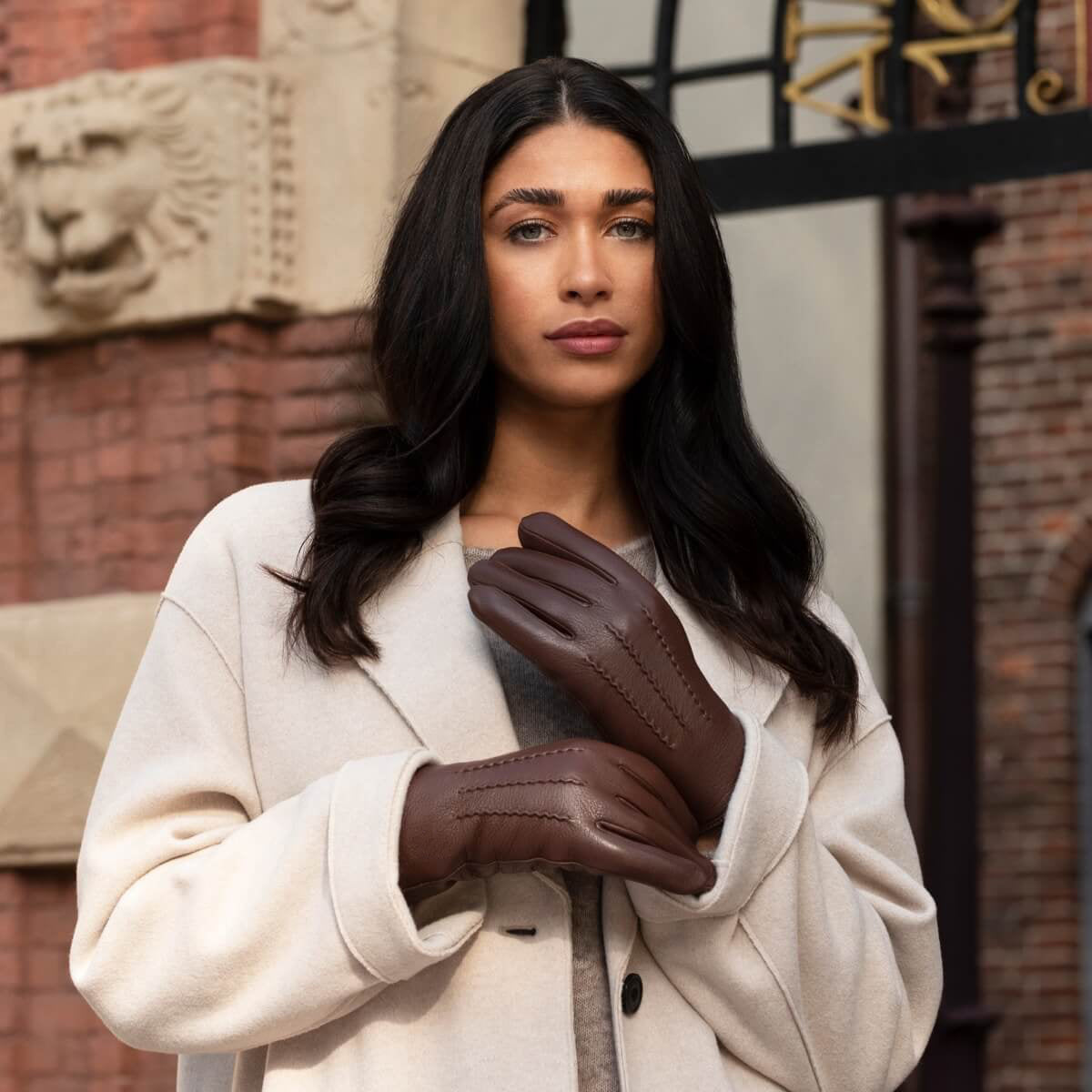 Evelyn (brown) - Goatskin leather gloves with soft lambswool lining and touchscreen feature - Glamourous Grace