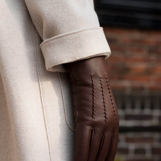 Evelyn (brown) - Goatskin leather gloves with soft lambswool lining and touchscreen feature - Glamourous Grace