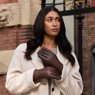 Evelyn (brown) - Goatskin leather gloves with soft lambswool lining and touchscreen feature - Glamourous Grace