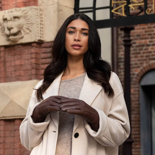 Evelyn (brown) - Goatskin leather gloves with soft lambswool lining and touchscreen feature - Glamourous Grace