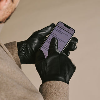Ezra (black) - Lambskin leather gloves with warm rabbit fur lining and touchscreen feature - Glamourous Grace