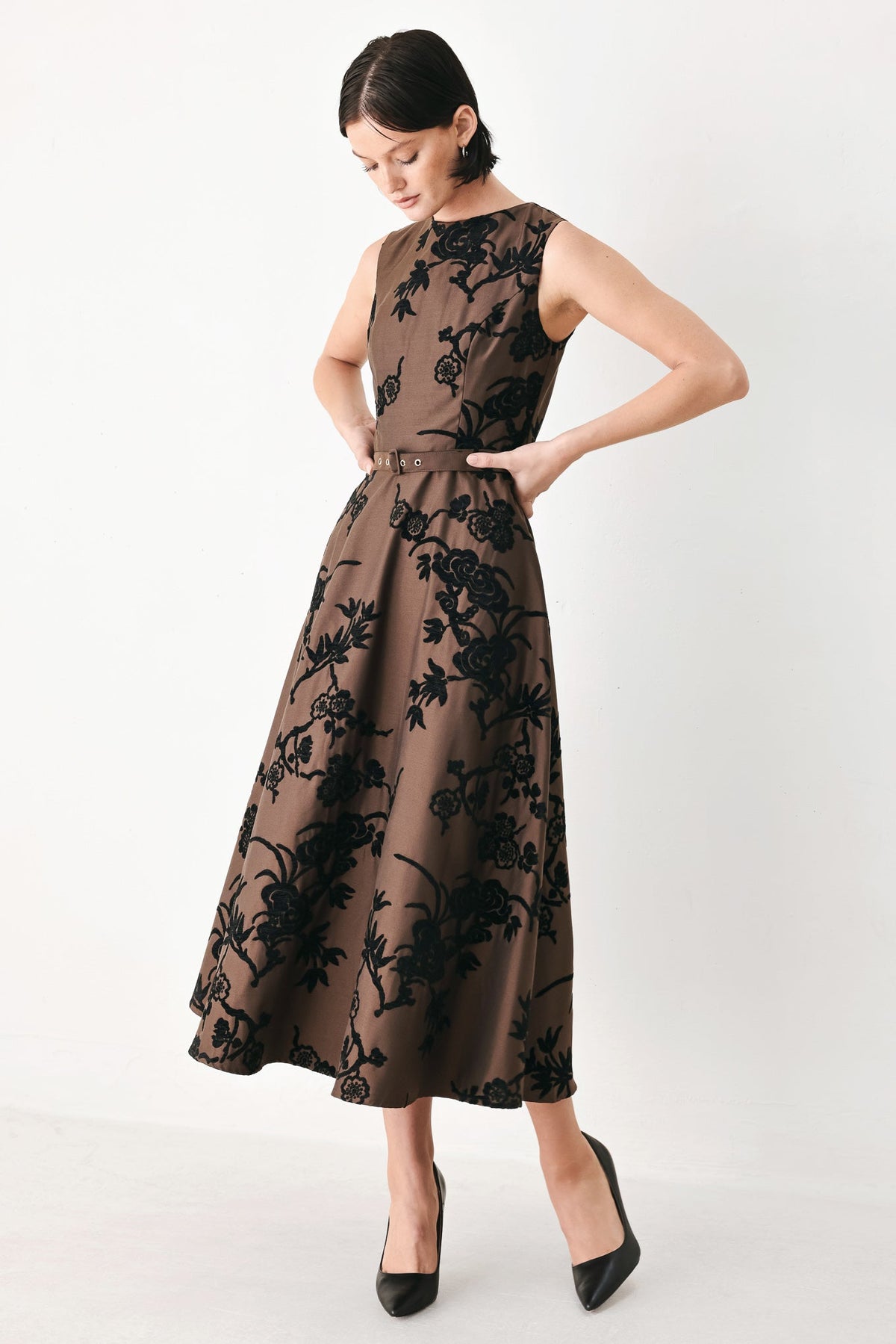 TRUFFLE BOTANIC GRACE WOVEN MIDI DRESS - Glamourous Grace