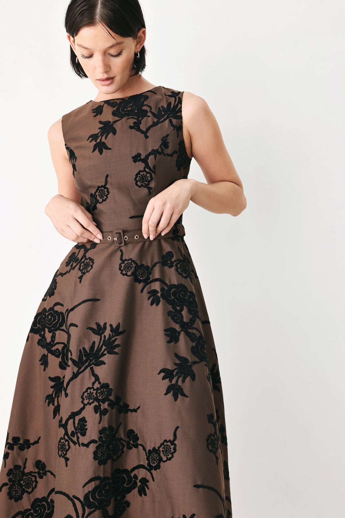 TRUFFLE BOTANIC GRACE WOVEN MIDI DRESS - Glamourous Grace