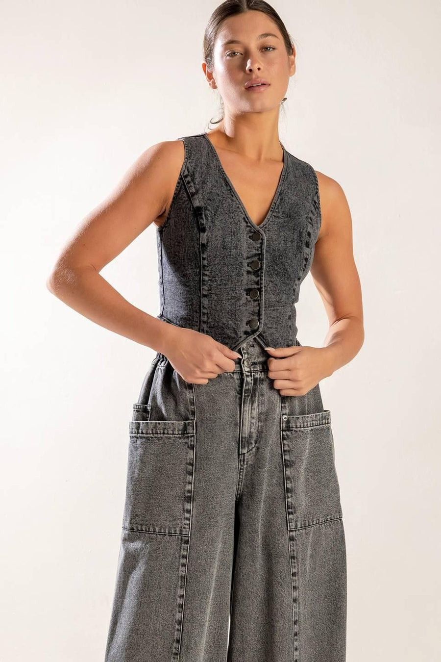 EXPLORING THE CITY DENIM VEST - Glamourous Grace