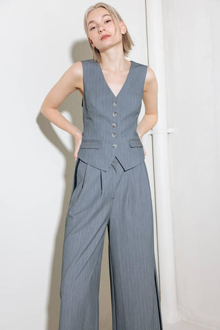 SMILE BRIGHT IN GREY WOVEN VEST - Glamourous Grace