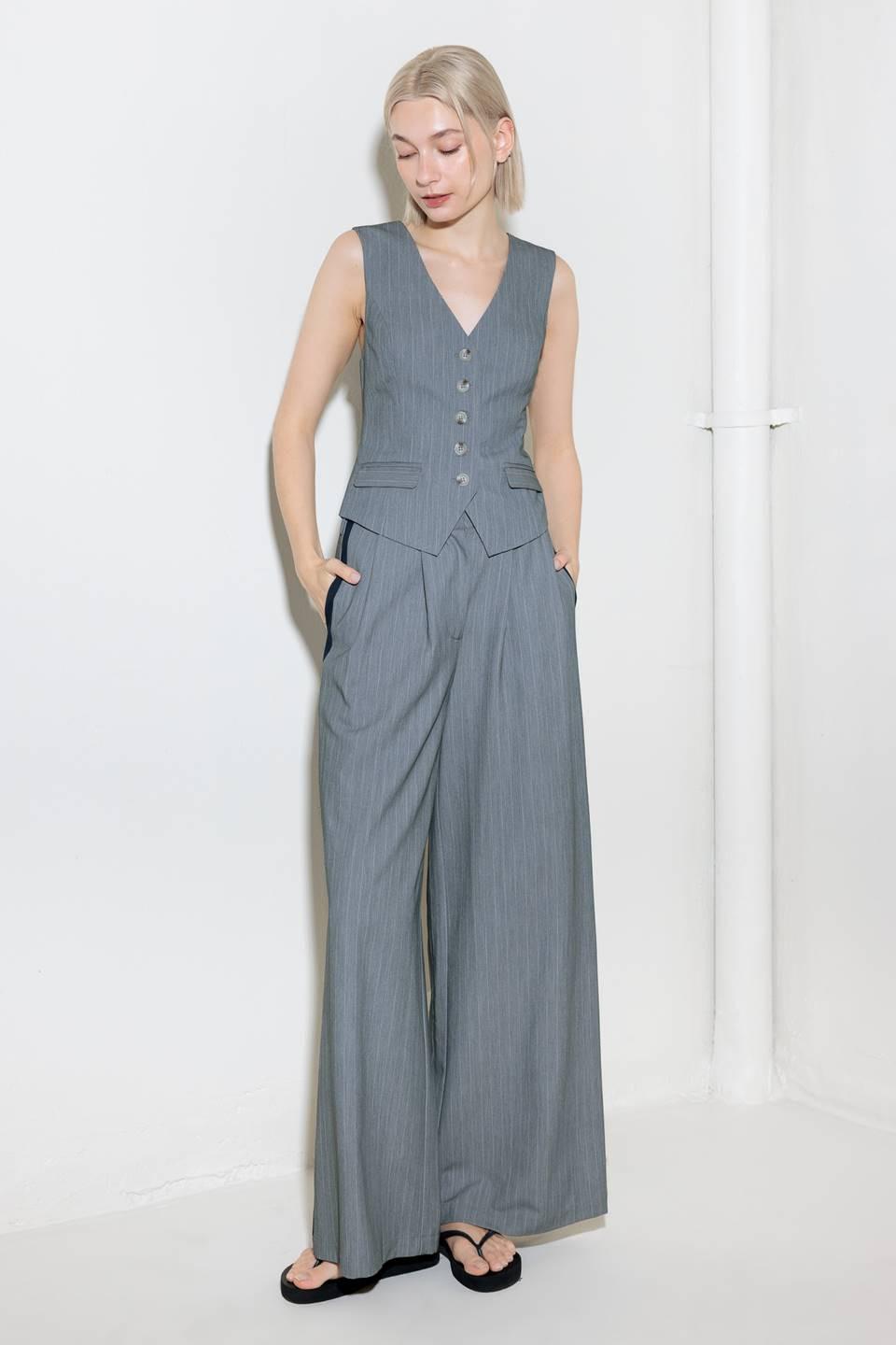 SMILE BRIGHT IN GREY WOVEN VEST - Glamourous Grace