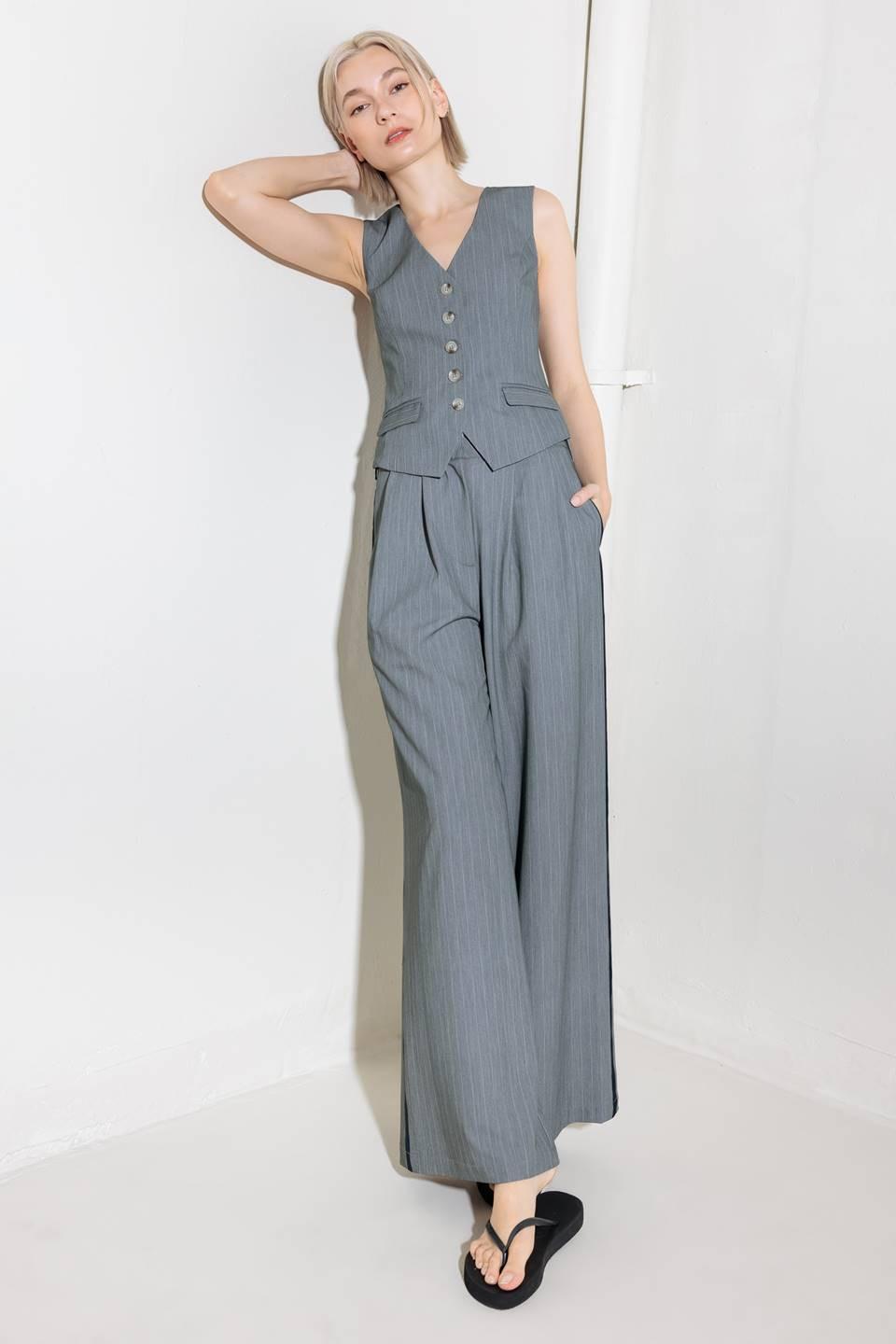 SMILE BRIGHT IN GREY WOVEN VEST - Glamourous Grace
