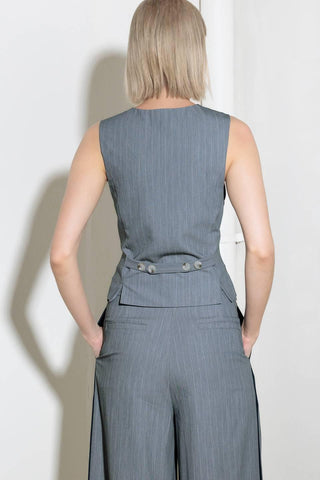 SMILE BRIGHT IN GREY WOVEN VEST - Glamourous Grace