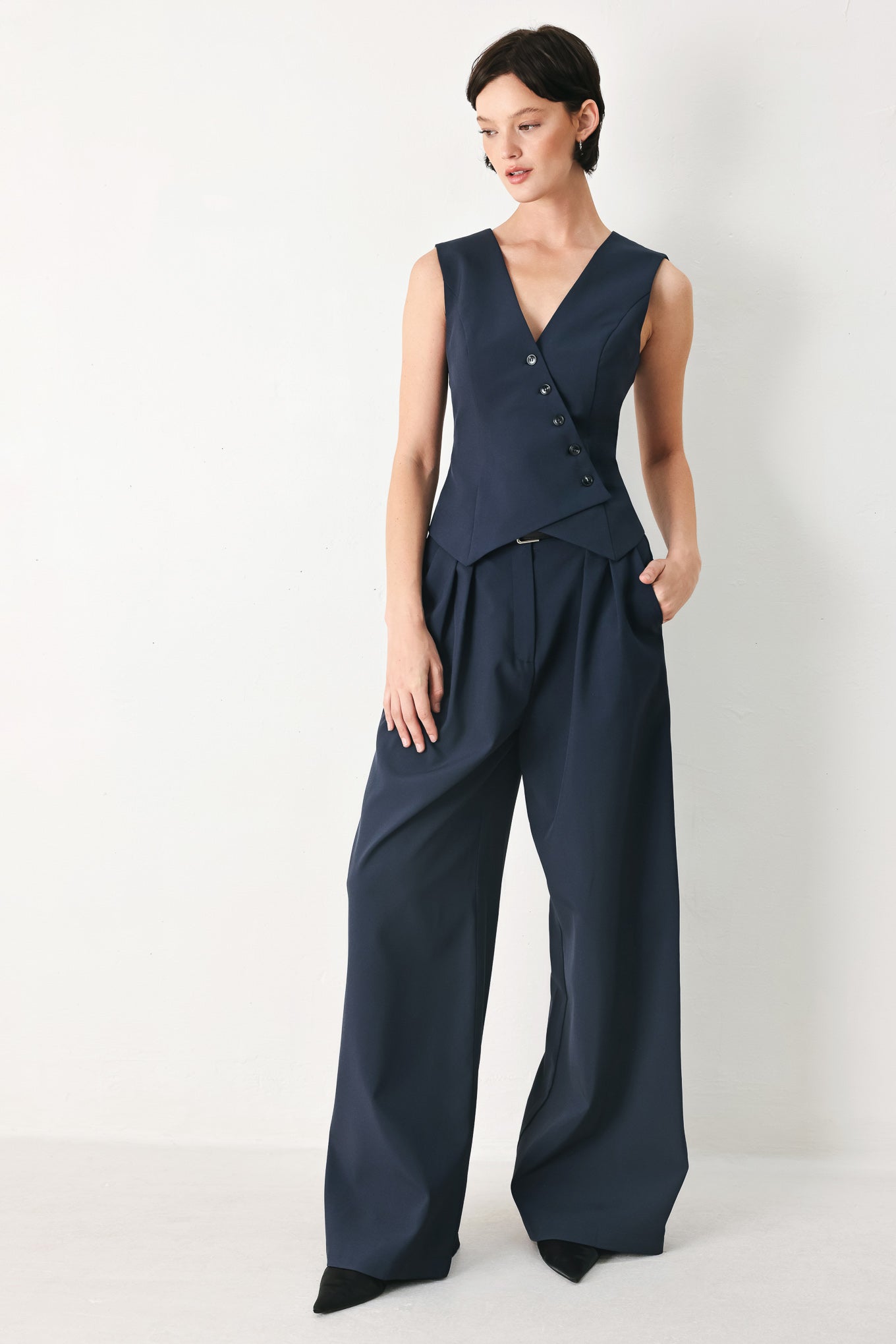 POWER PLAY WOVEN VEST - Glamourous Grace