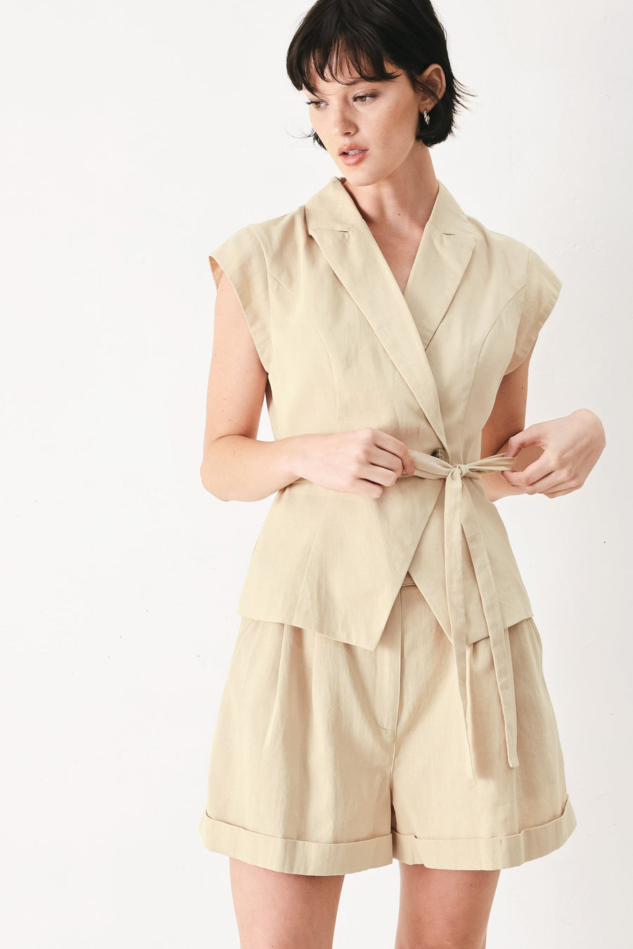 DESERT MINIMAL WOVEN SHORTS - Glamourous Grace
