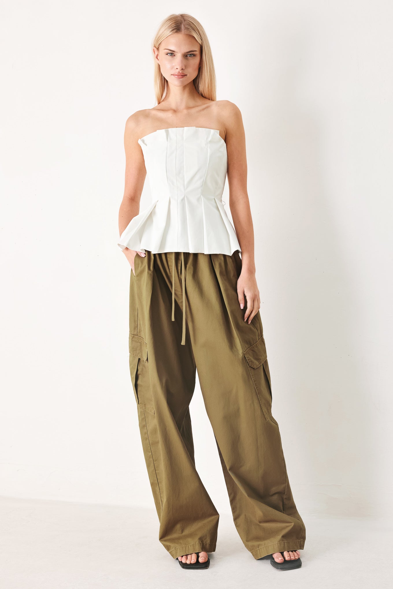 STAY IN MOTION WOVEN BARREL PANTS - Glamourous Grace
