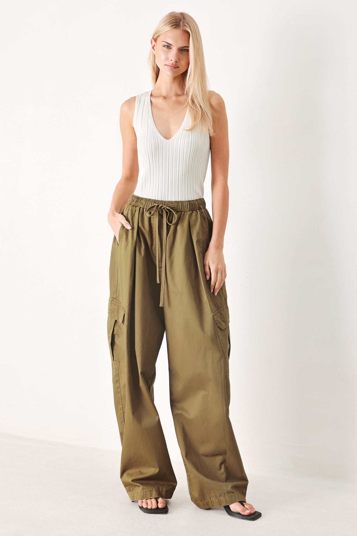 STAY IN MOTION WOVEN BARREL PANTS - Glamourous Grace