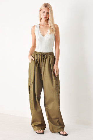 STAY IN MOTION WOVEN BARREL PANTS - Glamourous Grace