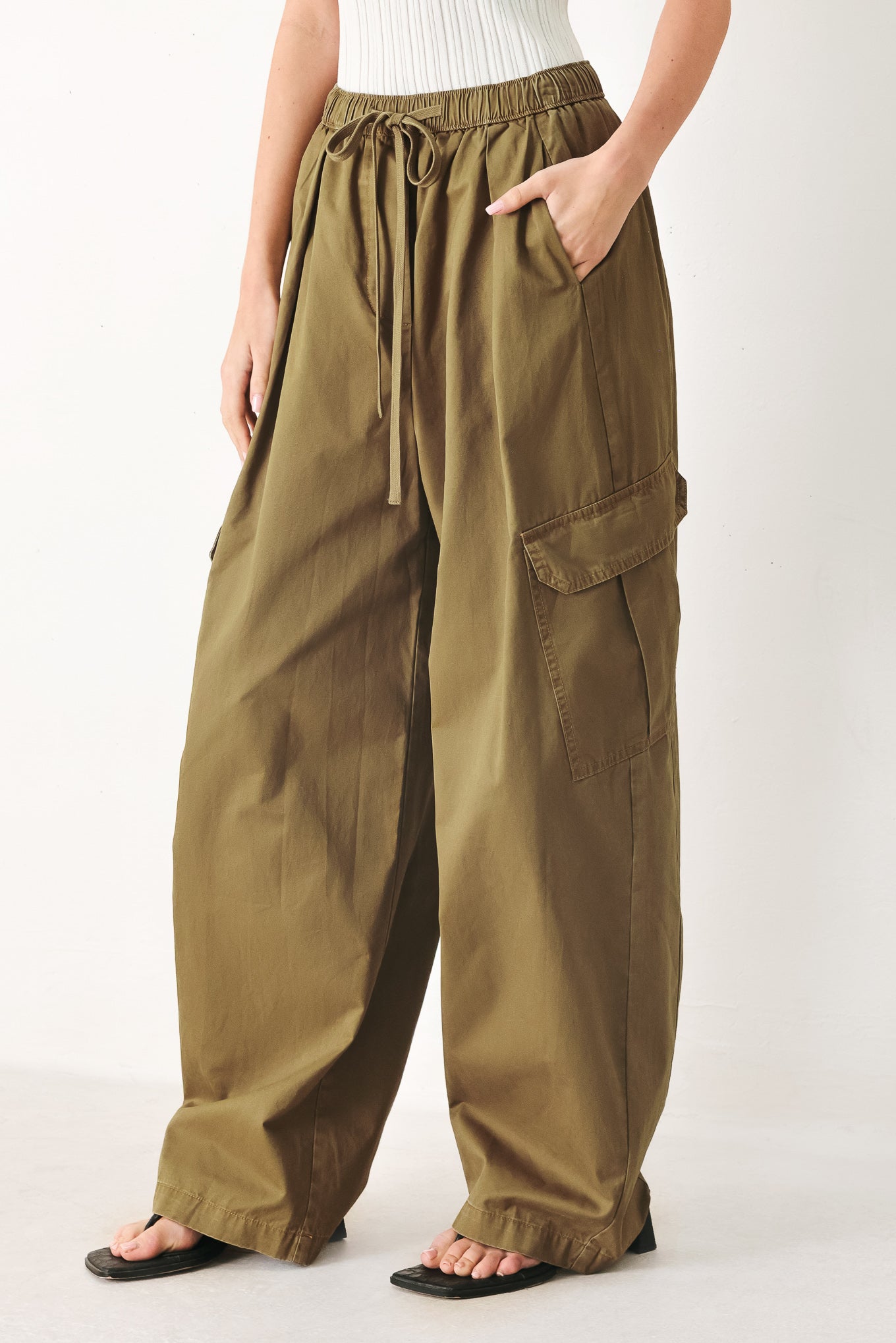 STAY IN MOTION WOVEN BARREL PANTS - Glamourous Grace