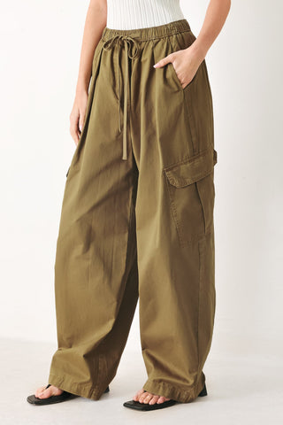 STAY IN MOTION WOVEN BARREL PANTS - Glamourous Grace