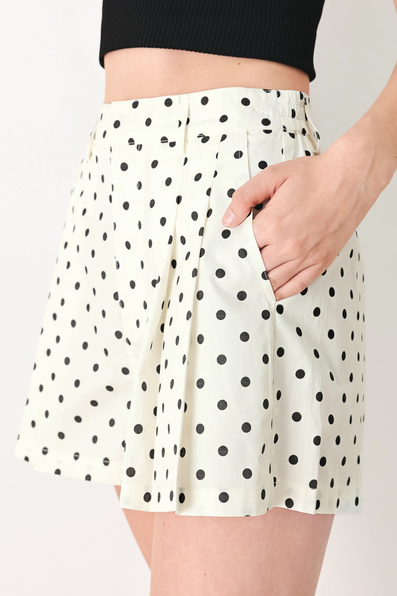 CHAMPAGNE DOTS WOVEN SHORTS - Glamourous Grace