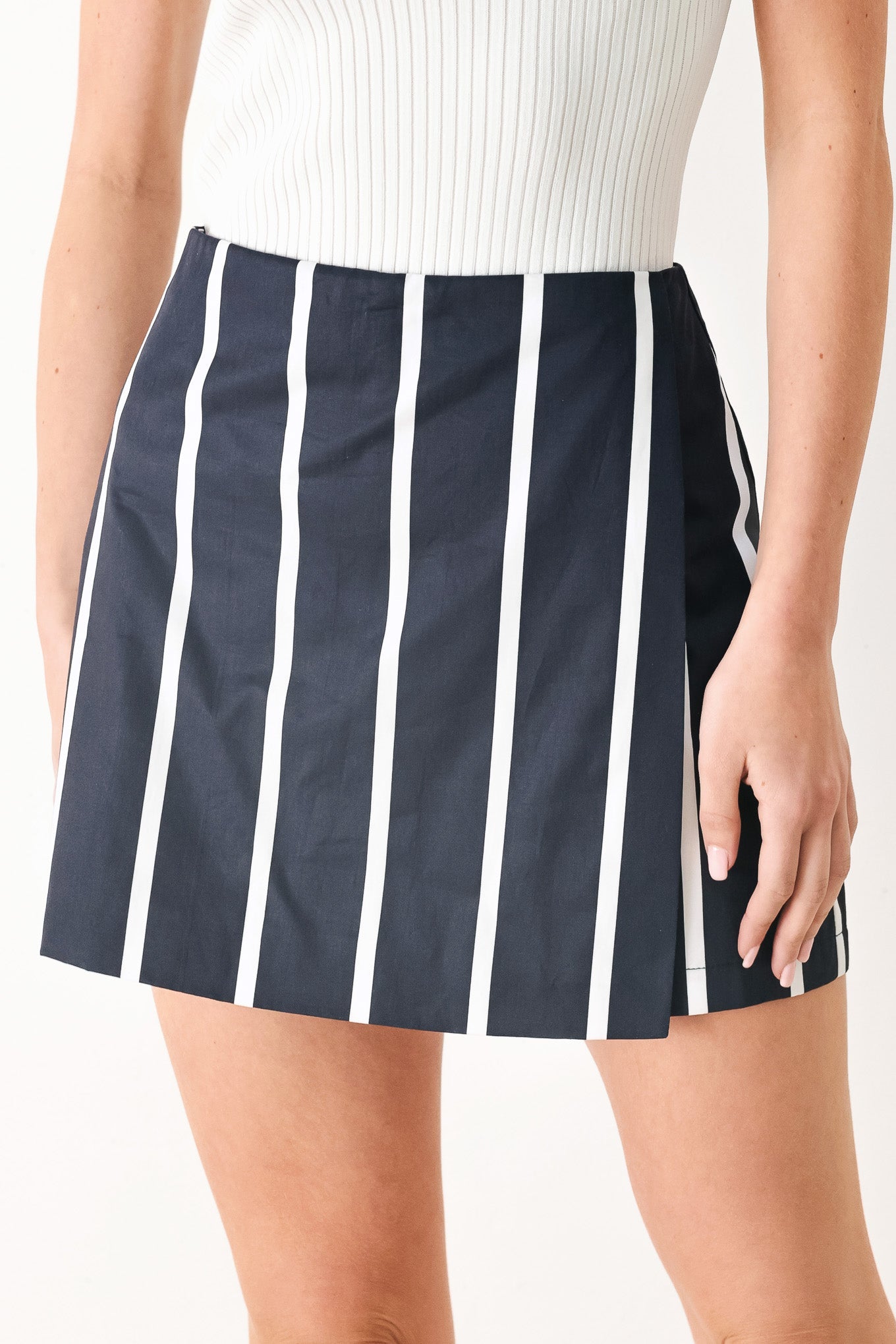 DARK RHYTHM STRIPE WOVEN SKORT - Glamourous Grace